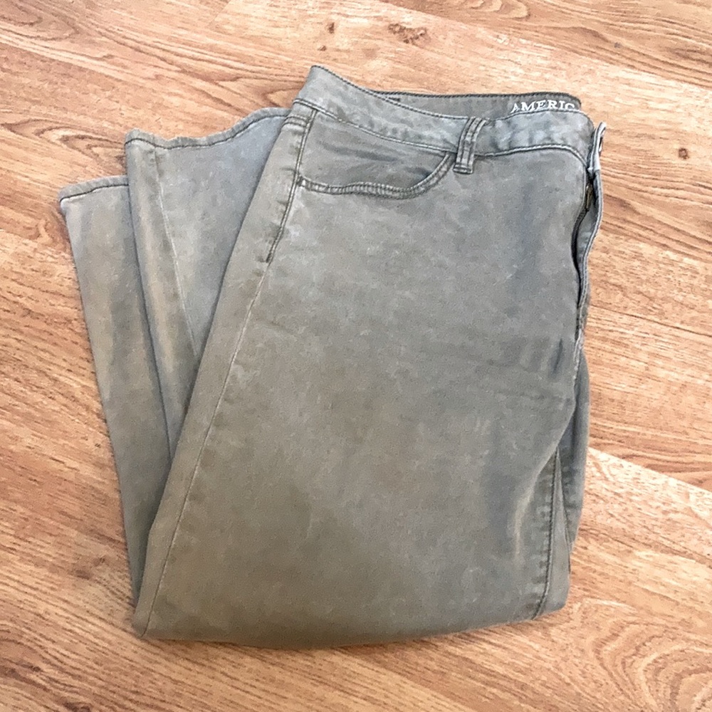 American Eagle “Jegging Crop” in Fatigue Green